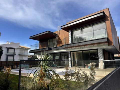 Located in Cascais, this villa with a modern architectural signature is being built with high standards of quality and sophistication. It provides a perfect balance between comfort, functionality and an impressive array of luxury amenities, which ele...