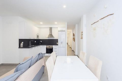 Dit lichte en moderne appartement is de perfecte uitvalsbasis voor uw verblijf in Playa de Alcaravaneras. Het ruime appartement ligt op slechts 500 meter van het strand en beschikt over drie comfortabele slaapkamers, een badkamer en een extra toilet,...