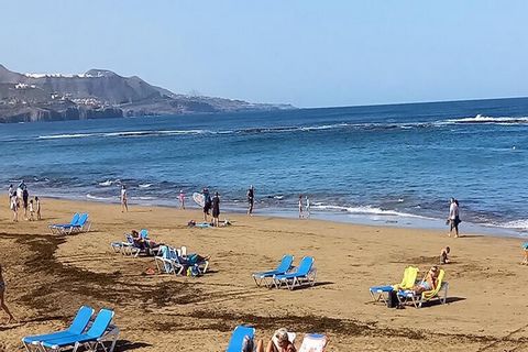 Dit gezellige appartement, perfect voor zowel ontspanning als werk, ligt op slechts 2 minuten lopen van Playa de Las Canteras en biedt een toplocatie in Las Palmas de Gran Canaria. De ruimte is gloednieuw, ruim en comfortabel, met een bureau in de sl...