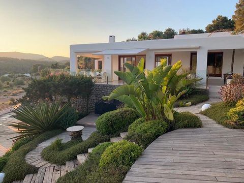 Villa in Cala Jondal with magnificent sea views for sale Located in the serene Cala Jondal area, this impressive villa boasts a sprawling 422 m² of living space on a vast 13,842 m² plot. With its tranquil setting, the property offers privacy and brea...