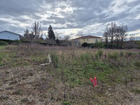 Terrain de 528 m2, viabilisé, eau, électricité et téléphone, accès au tout à l'égout par pompe de relevage, petit lotissement de 4 futures maisons, proche Coulée Verte Ce terrain viabilisé sur un axe modérément passant, secteur Linars/Saint Michel vo...