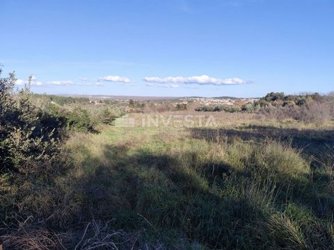 Location: Istarska županija, Pula, Štinjan. Dieses Baugrundstück befindet sich in Štinjan, nur 1 km vom Meer entfernt, und erstreckt sich über 685 m². Das Grundstück bietet einen Blick auf die Stadt, und durch den Bau eines zusätzlichen Stockwerks er...