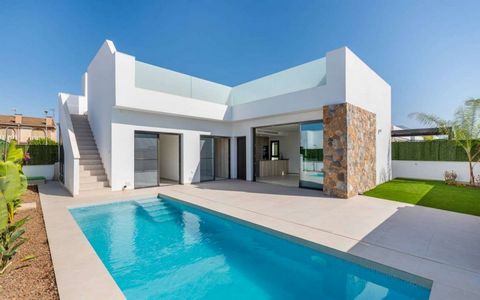 Villa's in La Serena Golf, Los Alcázares, MurciaVilla's met 3 slaapkamers, 2 of 3 badkamers en verschillende perceelgroottes. Volledig aanpasbaar aan de smaak van elke klant.Soorten woningen:- Villa L: Het meest succesvolle ontwerp en vaandeldrager v...