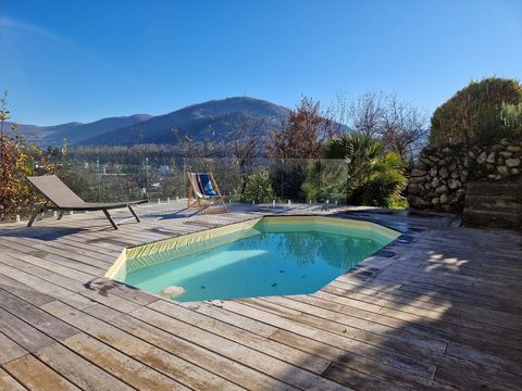 En exclusivité chez Arieg'immo by Sélection Habitat. Dans un village située à moins de 5 minutes de Foix, cette maison d'environ 140 m² offre un cadre de vie des plus agréable ! A flanc de montagne, elle dispose d'une vue panoramique rarissime en pro...