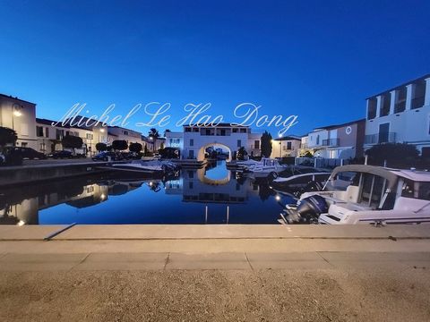 Aigues-Mortes ( 30220 ), dans le quartier prisé de Port du Roy, à 10mn à pied des remparts de la cité médiévale, superbe marina entièrement climatisée avec une jolie vue sur le plan d'eau. En Rez de chaussée, une entrée avec une cuisine semi-ouverte ...