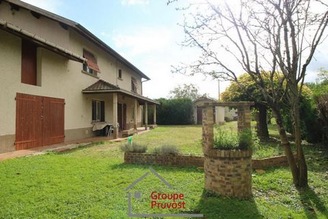 Saint Etienne sur Reyssouze -. Discover this family house of about 140 m² located on a plot of 6581 m². You will be seduced by the pleasant enclosed and wooded garden that surrounds the house, as well as a large plot of 5612 m² perfect for gardening ...