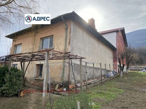 House for sale in the village of Pavolche, Vratsa region We offer for sale a two-storey house located in the picturesque village of Pavolche, just a few kilometers from the town of Vratsa. The property is old construction, but with a recently renovat...