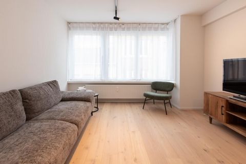 Questo appartamento con 2 camere da letto completamente ristrutturato è situato in posizione centrale e offre comfort e stile. Perfetto per una piccola famiglia o un gruppo di amici, l'appartamento è dotato di arredi moderni e di una terrazza soleggi...