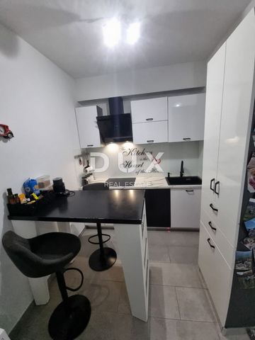 VIŠKOVO, GORNJI SROKI - Studio-appartement 24 m2, terras, GERENOVEERD! Wij verkopen gerenoveerde studio-appartementen in Viškovo! Het pand bevindt zich op de begane grond van een klein woongebouw uit 2004. Het gebouw heeft sinds 2021 een nieuwe voorg...