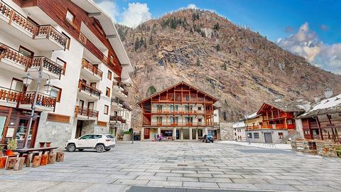 Exclusive Mountain Retreat apartment for sale in the Heart of Alagna Valsesia Nestled in the heart of Alagna Valsesia, this luxurious apartment is located in a prestigious mountain chalet-style residence on Piazza Regina Margherita, just steps away f...