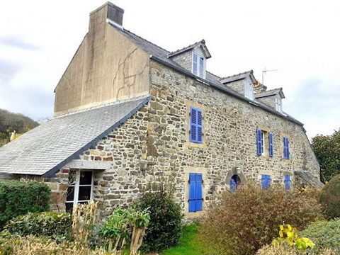 In Landévennec, op het schiereiland Crozon, gelegen aan de oevers van de maritieme monding van de Aulne, biedt dit grote stenen huis van 3 verdiepingen met 7 slaapkamers, waarvan één op de begane grond, een unieke kans om aan zee te wonen. De entreeh...