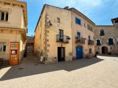 Tolle Gelegenheit im Herzen von Pontós! Charmantes Stadthaus zum Verkauf, perfekt für diejenigen, die ein Renovierungsprojekt suchen und jeden Winkel ihres Hauses individuell gestalten möchten. Dieses Haus befindet sich im Zentrum der malerischen Gem...