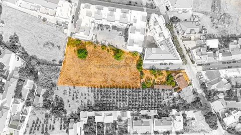 Terreno urbano com um alto índice de construção na malha urbana da aldeia de Tunes a 15 minutos de carro das praias ou do centro da cidade de Albufeira. Informação técnica: Todo o prédio está em Espaço Urbano, sendo que: a) - a zona Sul do terreno, c...