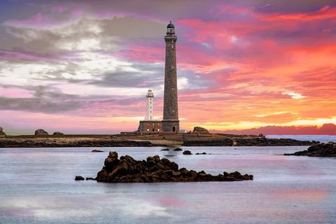 Bienvenue à Ty Raok, charmante petite maison idéalement située à 200m de la mer, en face du joli phare de l'île Vierge ! Au rez-de-chaussée, vous découvrirez une cuisine entièrement équipée, ouverte sur la salle à manger et le salon, où vous pourrez ...