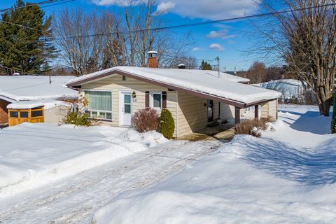 Property located in a highly sought after area of Magog. 3 bedrooms and 2 bathrooms with a carport. A few minutes walk from Lake Memphremagog and downtown Magog. - Visits start the 18e February 2025 between 10:00 and 18:00 only. All purchase promises...