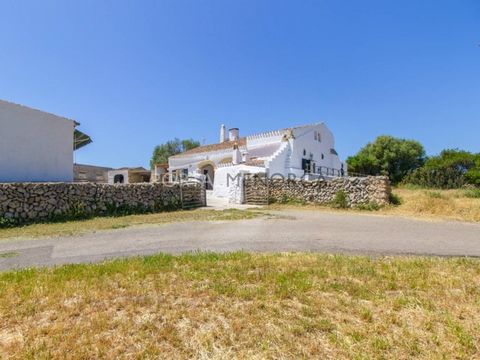 Discover this beautiful country house in Menorca for sale. Renovated in a traditional style and maintaining original elements, this beautiful house is located in a very quiet area in the interior of the island. It has about 650 m² built surface and a...