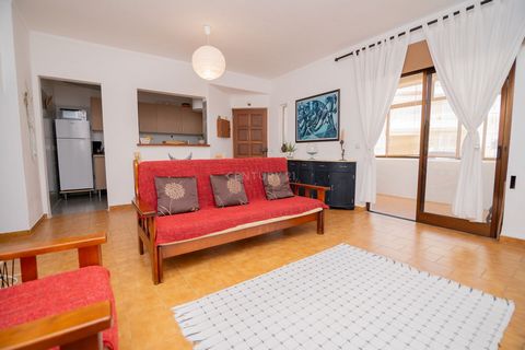 NE MANQUEZ PAS CETTE GRANDE OPPORTUNITÉ ! GRAND APPARTEMENT 1 CHAMBRE ENTIÈREMENT RÉNOVÉ, AVEC TERRASSE PRIVÉE, GRAND BALCON ET SALLE DE RANGEMENT, SITUÉ DANS L'UN DES MEILLEURS QUARTIERS DE L'ALGARVE, CARVOEIRO, À DEUX PAS DE LA PLAGE ! Ce fantastiq...