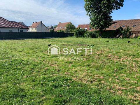 Do you want to build a south-facing house between the sea and the forest ? I have just what you need : Located in La-Capelle-les-Boulogne Plot of 882m2 Buildable and serviced Quiet neighborhood but close to shops The plot is 10 minutes from the sea a...