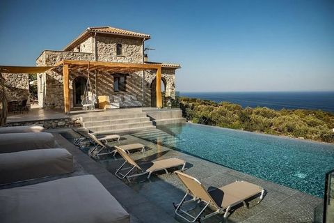 Arroccata sulle colline settentrionali di Zante, questa squisita villa costruita in pietra locale offre una splendida vista panoramica sul Mar Ionio. Situata vicino al pittoresco porto di Agios Nikolaos, questa esclusiva struttura combina una posizio...