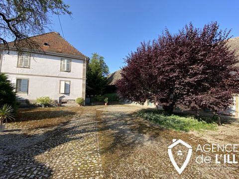 Nouveauté à la vente ! L'agence de l'Ill vous propose cette maison à rénover avec un énorme potentiel et de très beaux volumes Elle se compose de deux paliers de 110 m2 chacun, plus les combles très largement aménageables. Au RDC, se trouve une grand...