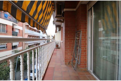 As soon as we enter the apartment, we find ourselves in a hall, where it is distributed to several rooms, the first being the kitchen. We have a long kitchen, with connection to the first room through a window and ventilation to the courtyard. There ...