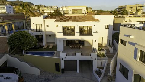 Discover this spectacular residence perfect for enjoying luxury comfort and a prime location in Los Cabos. Two houses in one 4 beds upper level and a lockoff with 3 beds below a private pool Massive garages at the end of the cul de sac. Check all oth...