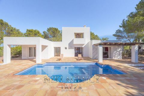 Exklusive Villa mit Panoramablick in San Augustin, Ibiza Diese Villa thront majestätisch auf einem Hügel in San Augustin, einer der begehrtesten Gegenden Ibizas. Mit einem atemberaubenden Blick auf das Meer und spektakulären Sonnenuntergängen bietet ...