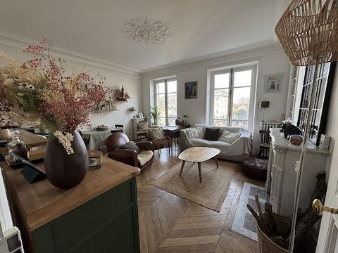 In an old building, very bright charming apartment comprising entrance hall, open kitchen, living room with parquet floor, fireplace, moldings, 2 bedrooms, bathroom, separate toilet, cupboards. Triple exposure. Large cellar. Close to train station, s...