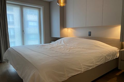 Appartamento angolare con 2 camere da letto situato sul muro del mare. Immerso nella tranquilla cittadina costiera di Nieuwpoort, questo squisito appartamento offre la combinazione perfetta di comfort, praticità e viste mozzafiato. Situato a due pass...