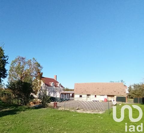 iad France - Danielle MURZEAU vous propose: Amoureux de nature et tranquillité, cette charmante maison ancienne entièrement rénovée est faite pour vous ! Edifiée sur un vaste terrain partiellement clos de 5469 m² cette propriété offre un cadre de vie...