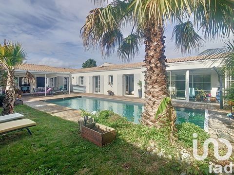 iad France - Virginie Guillot vous propose: MAISON PLAIN-PIED 190 m² ENVIRON - TERRAIN 540 m² - 4 CHAMBRES - BIBLIOTHÈQUE - PISCINE - ESPACE DÉTENTE - JACUZZI Venez découvrir cette magnifique maison de plain-pied construite en 2008, au style rétais, ...