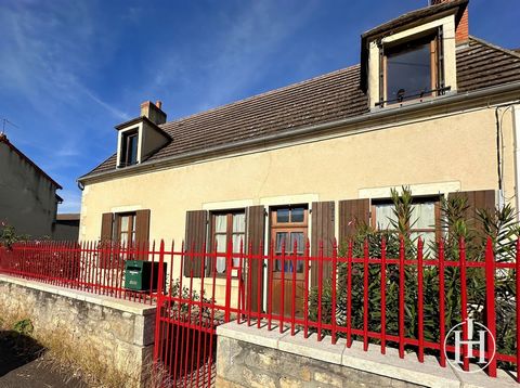En plein cœur de Saint-Amand-Montrond, à deux pas de toutes les commodités (boulangerie, boucherie, commerces, écoles…), venez découvrir cette charmante maison en pierres rénovée offrant à la fois authenticité, confort moderne et nombreuses dépendanc...
