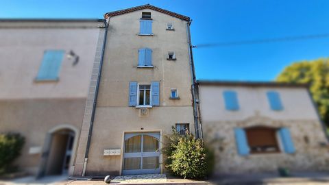Maison de village composée de 3 appartements et un local