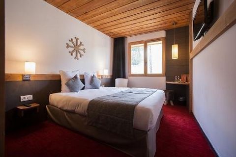 In the last ski resort in the Chamonix Valley, at 3,5km from the center, Best Western Plus Excelsior Chamonix Hôtel&Spa**** boasts one of the finest views of Mont-Blanc and the Aiguille du Midi mountain peak. The ideal setting and such quality servic...