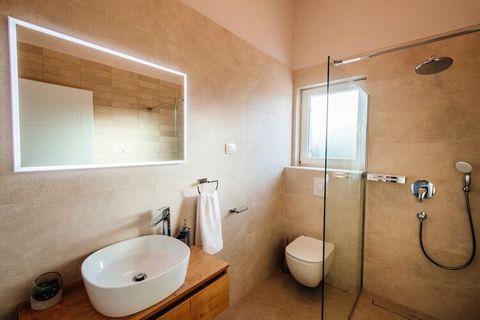 Ubicado en Pridraga, esta espléndida villa es perfecta para una escapada familiar o un grupo de vacaciones. Con 4 habitaciones, puede alojar hasta 8 personas. Una piscina privada con tumbonas y una ducha de sol se prepara para relajarse y rejuvenecer...