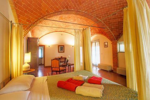Deze prachtige vakantievilla in de Toscaanse heuvels beschikt over een privézwembad en een tennisbaan. Er zijn 6 slaapkamers aanwezig die gezamenlijk 14 personen kunnen accommoderen. Dit verblijf is ideaal voor familievakanties.