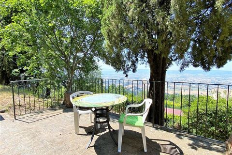 Stay in this cozy holiday home that has a beautiful garden and an authentic look. The table tennis table offers the necessary entertainment at this house that is ideal for a family holiday. The Italian city of Assisi has around 25,000 inhabitants and...