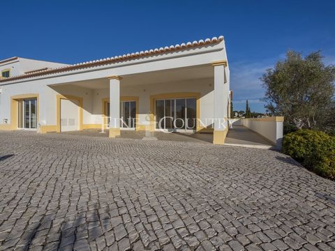 This spacious office is located on the Vale do Milho golf course on the outskirts of Carvoeiro. The ground floor comprises of a main entrance with an adjacent WC and the main office area with access to a large terrace with views of the surrounding go...