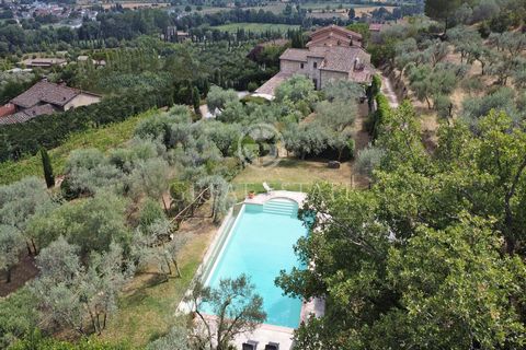 In Cortona, einem herrlichen Ort in der Toskana, steht dieses 345 m² große Bauernhaus aus Stein, das in 2 Wohnungen aufgeteilt ist, mit insgesamt 5 Schlafzimmern, 3 Bädern, 4.357 m² Land und einem 6 x 12 m großen Swimmingpool. Die Hauptwohnung ist au...