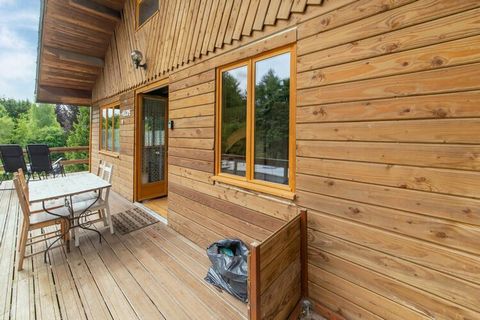 Stay in this cosy family chalet equipped with a lovely garden and lovely surroundings. It features a comfortable master bedroom and 2 sleeping areas spread over 2 levels in an open space. Ideal for 4 adults or 2 adults with 3 children. In the nearby ...