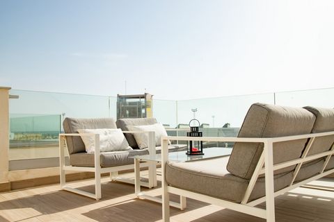 Willkommen in Ihrem luxuriösen, modernen, nach Westen ausgerichteten 3-Zimmer-Penthouse, in der Nähe des Los Lances Beach in der lebhaften Küstenstadt Tarifa! Diese wunderschöne Ferienwohnung bietet einen unvergleichlichen Blick auf das offene Meer u...