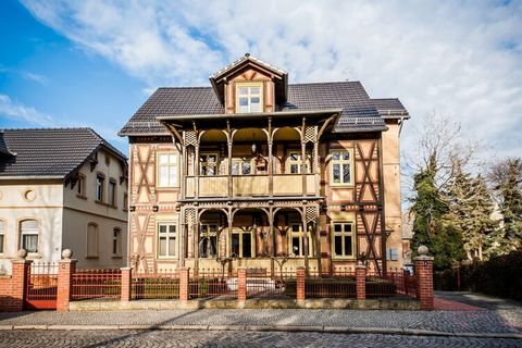 Cet appartement de vacances se trouve au premier étage d'une majestueuse maison à colombages à Gernrode, un quartier de Quedlinburg. L'aspect attrayant de cette maison se confirme à l'intérieur. Ce logement impressionne par un style d'ameublement de ...