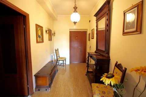 Vetralla, in a central position, we offer the sale of an apartment of 100 square meters, located in a curtained building, located on the main street of the town, Via Roma. The solution is habitable but needs some things to renovate and consists of a ...
