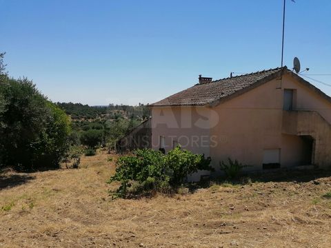 House T3 in Mouriscas to recover w / floor area of 104,400 m2, inserted in an urban lot w / area of 400 m2 with ground floor and attic. The ground floor consists of living room, 3 bedrooms, kitchen, toilet, storage room, agricultural annexes and gara...