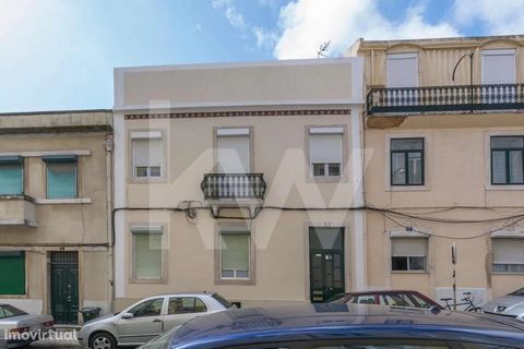 In the heart of Graça, leaning against Senhora do Monte probably the best view of the City of Lisbon, is this building for sale in Rua de São Gens nº15 . A licensing project was delivered to the Lisbon City Council for the construction of 3 apartment...