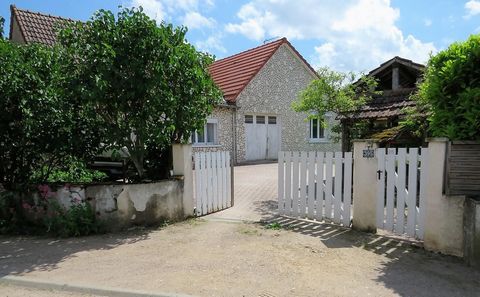   A beautiful single-storey house of 107 m² on its fully enclosed and flat plot of about 750 m² with garage and outbuilding in L totaling nearly 40m² of additional exploitable surface! It is in this charming village that we discover this beautiful si...