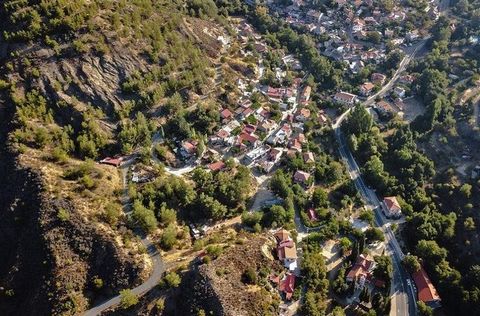 Земельный участок жилого назначения расположен в живописной горной деревне Платрес, Лимассол. Обьект имеет доступ к главной дороге, оснащен электричеством и водой.