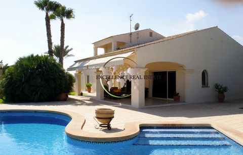 Elche (Alicante), villa of 250 m2 with private pool on a plot of 2.520 m2. Composed in particular upstairs an office with open library, a suite with bathroom and balcony, on the ground floor, three bedrooms, a bathroom, toilet, a hall, a large living...