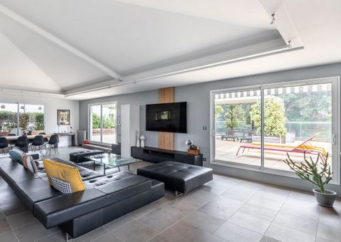 Luxury apartment - In a high standing secured residence, a sumptuous roof terrace property of about 158 m2 located on the top floor offering a view on a preserved natural environment, not overlooked. It is arranged as follows: the entrance hall with ...