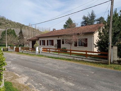 2 houses from the 80s connected by a veranda with separate entrances. Bungalow. Communal pool and veranda if needed. In a quiet area, each with its own garden plus an adjoining garden. First house of 105 m2: 3 bedrooms and office, workshop, garage, s...